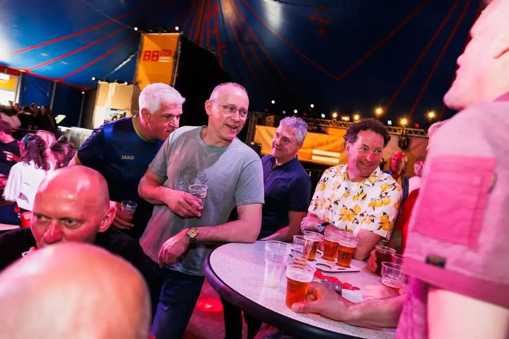Gezellige sfeer tijdens een QuizX pubquiz in een tent - ideale locatie voor een bedrijfsuitje